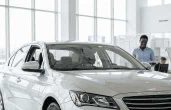 Samochód prosto z salonu: co musisz wiedzieć o formalnościach