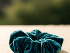 Welurowa gumka do włosów scrunchie: powrót kultowego akcesorium