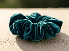 Welurowa gumka do włosów scrunchie: powrót kultowego akcesorium