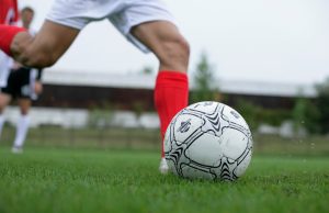 Jakie znaczenie ma skanowanie otoczenia w defensywie w piłce nożnej?