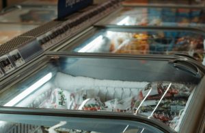 Witryny chłodnicze – jak wybrać rozwiązanie, które wspiera sprzedaż, estetykę i codzienną wygodę pracy?