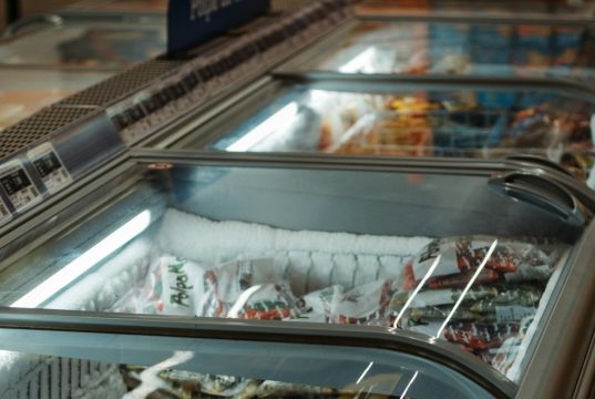 Witryny chłodnicze – jak wybrać rozwiązanie, które wspiera sprzedaż, estetykę i codzienną wygodę pracy?